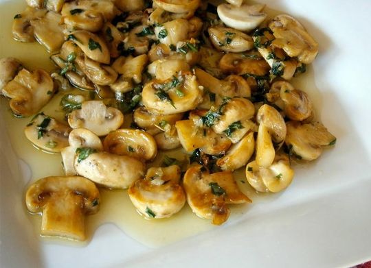 Champiñones al ajillo